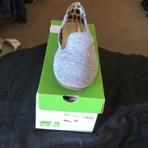 Size 10 women pair of Sanuk